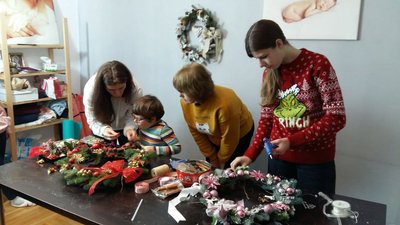 Різдвяні віночки створює майстриня в Ужгороді Різдвяні віночки створює майстриня в Ужгороді