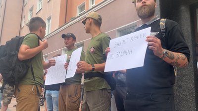У Житомирі вимагали звільнити підозрюваних у нападі на автобус "Патріотів – За життя" У Житомирі вимагали звільнити підозрюваних у нападі на автобус "Патріотів – За життя"