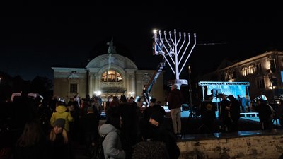 У Чернівцях запалили першу свічку Хануки У Чернівцях запалили першу свічку Хануки