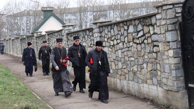 Зі сварками й сутичками. У Франківську віряни ПЦУ прийшли на перше богослужіння у храм на Довженка, що належав УПЦ МП Зі сварками й сутичками. У Франківську віряни ПЦУ прийшли на перше богослужіння у храм на Довженка, що належав УПЦ МП
