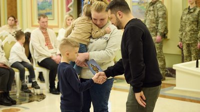 Родина Героя України з Луганщини отримала від президента сертифікат на житло