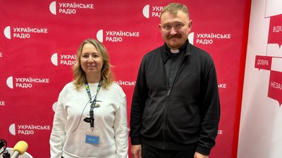 Журналістка Світлана Кравінська та отець Віталій Кащук