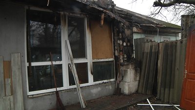 Погорільці п'ятиквартирного будинку у Житомирі самотужки ліквідовують наслідки пожежі