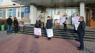 Акція в Звягелі із вимогою витрачати гроші на ЗСУ