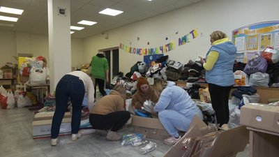 Волонтери збирають допомогу для військових на базі одеського Європейського ліцею Волонтери збирають допомогу для військових на базі одеського Європейського ліцею