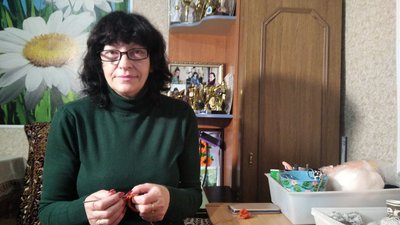 Волонтерка з Народичів плете та продає іграшки, збираючи гроші на автівки для ЗСУ