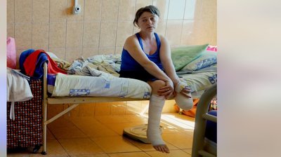 "Чоловік воює, а доглядає 11-річний син". Історія мами та доньки, які втратили ноги через ракетний обстріл "Чоловік воює, а доглядає 11-річний син". Історія мами та доньки, які втратили ноги через ракетний обстріл