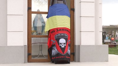 "Першим йшов у бій, останнім з нього виходив". У Вовчинці Івано-Франківської громади поховали воїна Олега Койляка "Першим йшов у бій, останнім з нього виходив". У Вовчинці Івано-Франківської громади поховали воїна Олега Койляка