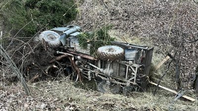 На Львівщині вантажівка перекинулась в кювет: загинула жінка