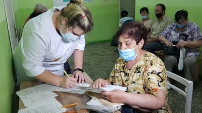 В Олешківській амбулаторії на Херсонщині вакцинували 2300 людей - планують щепити 20 тисяч В Олешківській амбулаторії на Херсонщині вакцинували 2300 людей - планують щепити 20 тисяч