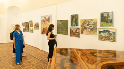 В Ужгороді відкрилася благодійна виставка-продаж "Мистецтво перемоги"