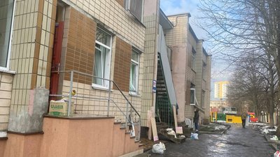 У Броварах почали прибирати територію садочка, де в січні впав гелікоптер У Броварах почали прибирати територію садочка, де в січні впав гелікоптер