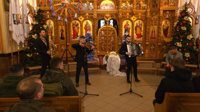 У Франківську колядували й маланкували для військових та їхніх рідних. Репортаж із церкви на Майзлях У Франківську колядували й маланкували для військових та їхніх рідних. Репортаж із церкви на Майзлях