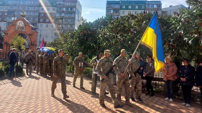 У Сумах провели в останню путь молодшого сержанта Юрія Живодьора