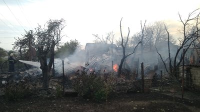 Будинок, гараж та автомобіль: рятувальники сім годин гасили пожежу на Харківщині Будинок, гараж та автомобіль: рятувальники сім годин гасили пожежу на Харківщині