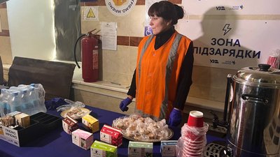 "Люди обігріваються тут, і чай п'ють": на залізничному вокзалі у Кривому Розі облаштували пункт обігріву "Люди обігріваються тут, і чай п'ють": на залізничному вокзалі у Кривому Розі облаштували пункт обігріву