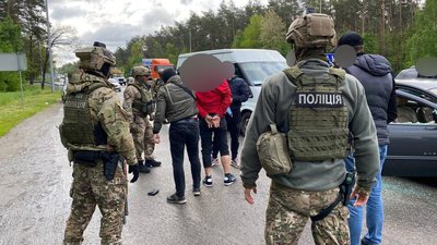 Вимагали гроші та катували праскою. На Київщині затримано банду розбійників