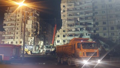 Розібрано 90 відсотків зруйнованої багатоповерхівки у Дніпрі: рятувальники продовжують пошуки 25 людей