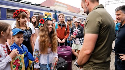 На Закарпаття прибув потяг із дітьми з Херсонщини На Закарпаття прибув потяг із дітьми з Херсонщини