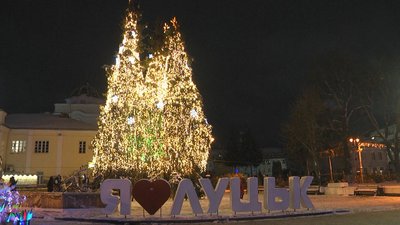 "Місто різдвяних янголів", панно і витинанки: як прикрасили Луцьк до зимових свят "Місто різдвяних янголів", панно і витинанки: як прикрасили Луцьк до зимових свят