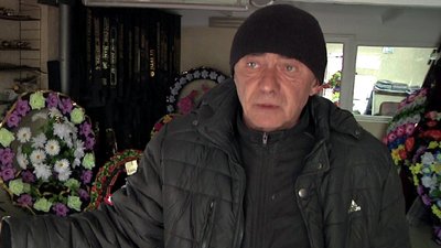 Обстріли постійні, роботи немає: як живуть люди у прифронтовому Кураховому
