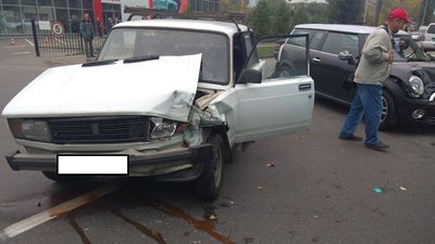 У Чернігові неподалік «Тойота центру» аварія: травмувалися двоє людей