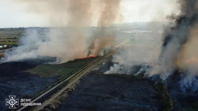Тліють торф’яні шари: ДСНС протягом кількох діб гасять пожежі у Хаджибейському районі Одеси Тліють торф’яні шари: ДСНС протягом кількох діб гасять пожежі у Хаджибейському районі Одеси