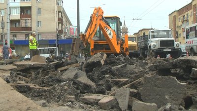 На центральному проспекті Запоріжжя в результаті зливи провалився асфальт На центральному проспекті Запоріжжя в результаті зливи провалився асфальт