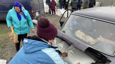 "Самим такі складно дістати": Печенізькій громаді передали корм для тварин "Самим такі складно дістати": Печенізькій громаді передали корм для тварин