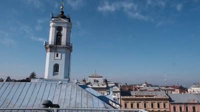 "Хотів мати щось особливе". Як чернівчанин облаштував на даху будинку оглядовий майданчик "Хотів мати щось особливе". Як чернівчанин облаштував на даху будинку оглядовий майданчик