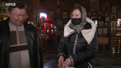 По одній родині: як освячували кошики недільним ранком у Харкові По одній родині: як освячували кошики недільним ранком у Харкові