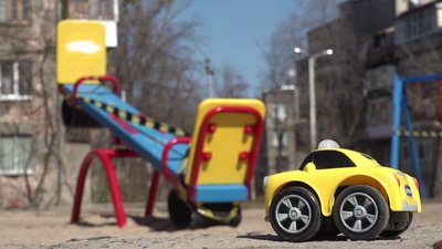 Харківські чиновники просять утриматися від прогулянок на дитячих майданчиках
