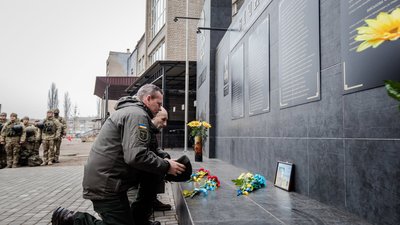 У Херсоні вшанували пам'ять загиблого на сході України Дениса Лошкарьова У Херсоні вшанували пам'ять загиблого на сході України Дениса Лошкарьова