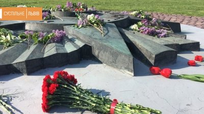 9 травня у Львові: до меморіалів несуть квіти 9 травня у Львові: до меморіалів несуть квіти