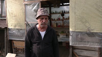 У Рівному подружжя виготовляє окопні свічки для захисників У Рівному подружжя виготовляє окопні свічки для захисників