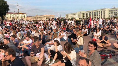 У Білорусі під час мітингу охорона будівлі уряду опустила щити У Білорусі під час мітингу охорона будівлі уряду опустила щити