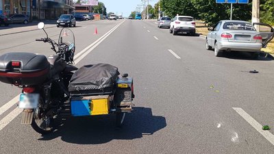 мотоцик в'їхав у легковик у кропивницькому