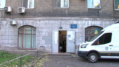Чоловік, який викинув свою собаку з вікна, не з'явився на суд