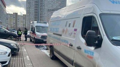 У Києві на парковці біля ТРЦ мікроавтобус наїхав на жінку