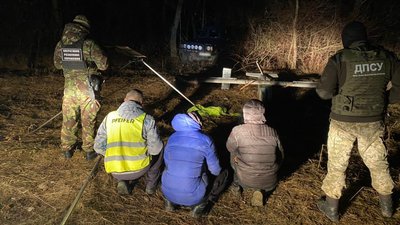 Троє закарпатців намагались перекинути сигарети через кордон за допомогою катапульти