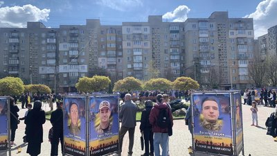 У пам'ять про загиблих військових у Калуші на Прикарпатті відкрили Алею героїв У пам'ять про загиблих військових у Калуші на Прикарпатті відкрили Алею героїв