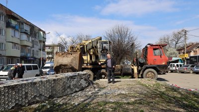 Демонтаж радянського обеліска Демонтаж радянського обеліска