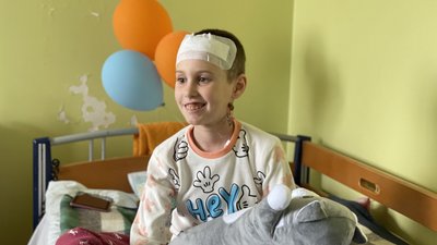 "Уламок від снаряда пройшов крізь голову". У Львові лікують 9-річну дівчинку з Миколаєва