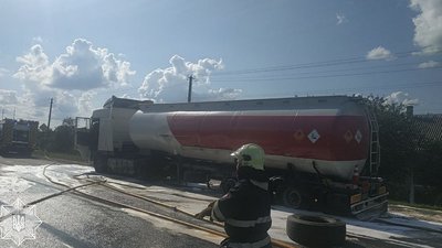 На Львівщині зіткнулися бензовоз та вантажівка: рух тимчасово перекрито