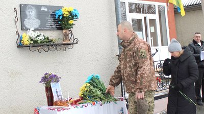У селі на Вінниччині відкрили меморіальну дошку загиблому Герою Денису Поліщуку У селі на Вінниччині відкрили меморіальну дошку загиблому Герою Денису Поліщуку
