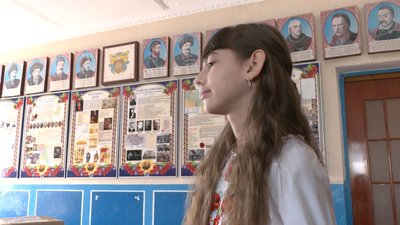Діти на Волині роблять обереги для військових Діти на Волині роблять обереги для військових