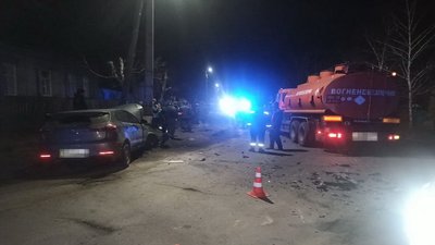 На Луганщині легковик врізався у вантажівку та в'їхав у стовп: травмовані троє людей