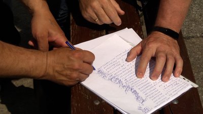 У Житомирі більше сотні житомирян біля приміщення обласної ради вимагали перерахунку пенсій У Житомирі більше сотні житомирян біля приміщення обласної ради вимагали перерахунку пенсій