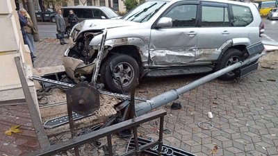 У центрі Одеси зіткнулися дві автівки: водій позашляховика збив світлофор та протаранив будівлю У центрі Одеси зіткнулися дві автівки: водій позашляховика збив світлофор та протаранив будівлю
