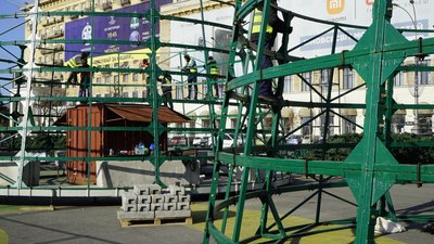 На площі Свободи у Харкові почали монтувати новорічну ялинку На площі Свободи у Харкові почали монтувати новорічну ялинку